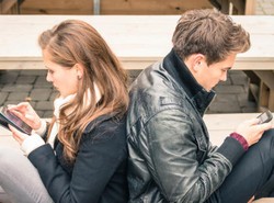 Duh, 75% Wanita Anggap Smartphone Jadi Pihak Ketiga Perusak Hubungan Asmara