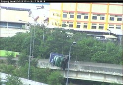 Sopir yang Truknya Hampir Lompat dari Fly Over di Tol Kamal Jatuh ke Bawah Jalan