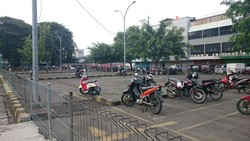 Parkiran di Harmoni Dicuekin Pemotor yang Ingin Melintas ke HI