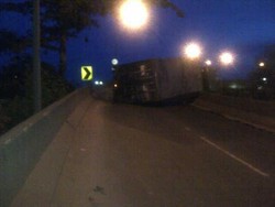 Truk Terguling di Tol Bandara, Arus Kendaraan Dialihkan