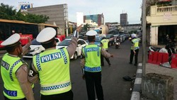 Polisi Jaga Perempatan Harmoni, Alihkan Pemotor ke Jalan Juanda
