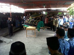 Isak Tangis Warnai Pemakaman Ahmad, Relawan yang Tewas di Lokasi Longsor