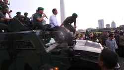 Tinjau Pameran Alutsista di Monas, Jokowi Naik Komodo