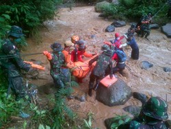 Di Tengah Cuaca Buruk, Kopassus Evakuasi 19 Jenazah Korban Longsor