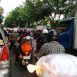 Jelang Malam Hari, Jalur Alternatif untuk Pemotor Makin Padat