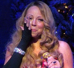 Foto: Mariah Carey Tiba-tiba Menangis Saat Konser di New York
