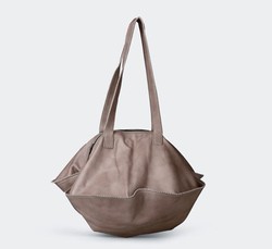 Editors Choice: 5 Pilihan Tas Berbentuk Unik yang Menarik Atensi