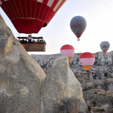 Balon Udara Terbawa Angin Kencang, Turis Asal China Tewas