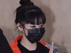 Telinga Tampak Aneh di Foto, Park Bom 2NE1 Dituduh Operasi Plastik (Lagi)