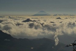 Penampakan Puncak Gunung Tertinggi Kedua di Pulau Jawa