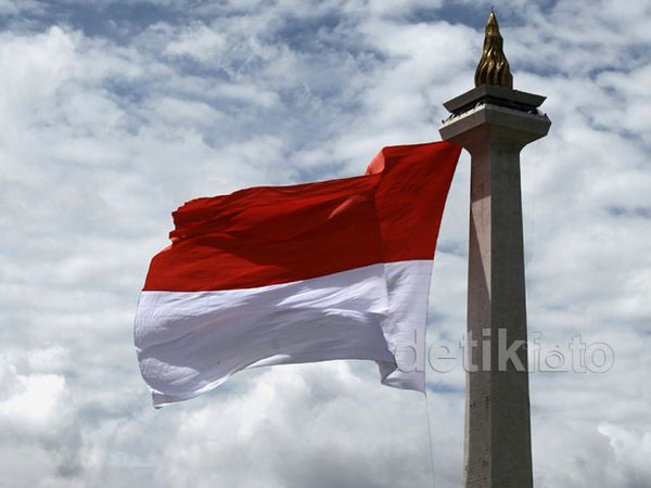 Bendera Merah Putih Berkibar di Puncak Monas