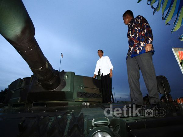 Jokowi Tinjau Pameran Alutsista TNI AD