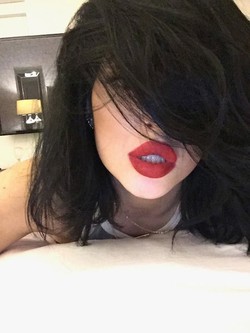 Trik Dapatkan Bibir Seksi Bervolume ala Kylie Jenner