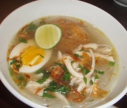 Paling Enak Malam Ini Jajan Soto Ayam yang Gurih Hangat