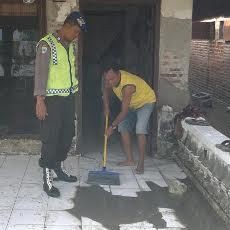 Korban Lumpur Lapindo Bersihkan Rumah yang Dipenuhi Lumpur