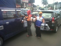Gebrakan Denda, Bandung Dikepung Pedagang Tong Sampah