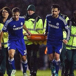 Zouma Terkapar, Fabregas dan Azpilicueta Jadi Petugas Tandu Dadakan