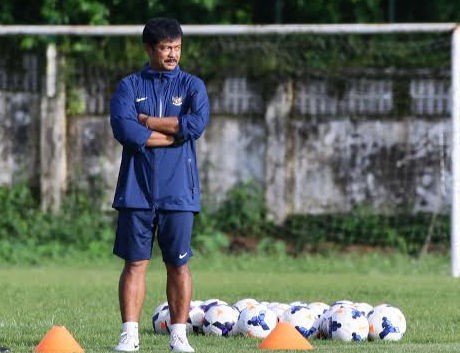 Foto Bareng Pengurus, Indra Sjafri Bantah Latih Persela