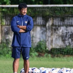 Foto Bareng Pengurus, Indra Sjafri Bantah Latih Persela