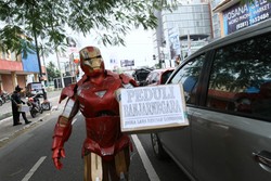 Relawan Berpakaian ala Super Hero Galang Dana untuk Longsor Banjarnegara