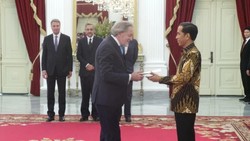 Kenakan Batik, Jokowi Terima Surat Kepercayaan dari 4 Dubes Asing