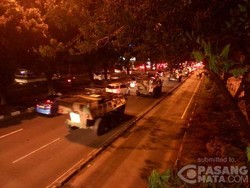 Iring-iringan Panser di Jl Sudirman ini Menarik Perhatian Warga