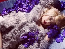 Nicole Pirang dan Menggoda di Pemotretan Majalah