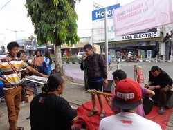 Komunitas Vespa Ngamen Bantu Korban Longsor Banjarnegara