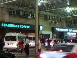 April: Ramai Bandara Malaysia & Warga Hong Kong VS Turis China