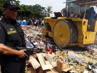 Bea Cukai Musnahkan 50.334 Botol Miras