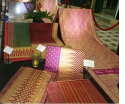 Okke Rajasa Pamerkan Songket Sumatera untuk Angkat Budaya Melayu
