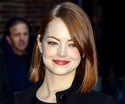 Pakai Bedak Tidak Rapi, Wajah Emma Stone Tercoreng Serbuk Putih