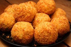 Yuk Bikin Tahu Bulat yang Renyah Gurih Buat Camilan Sore