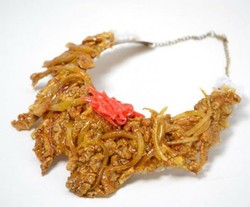 Anting-anting Sushi dan Kalung Spaghetti Ini Dibuat dari Permata