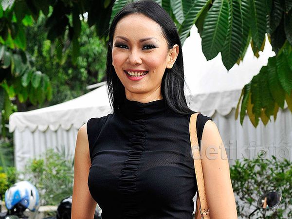 Hot Mom! Berbaju Ketat, Mantan Istri Deddy Corbuzier Makin Seksi