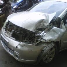 Kaget Disalip, Grand Livina Tabrak Pick Up Box dan Rombong Soto