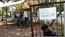 Duh, Susahnya Dapat Tiket Naik Bus Bandros