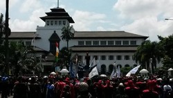 Ribuan Buruh Kembali Kepung Gedung Sate