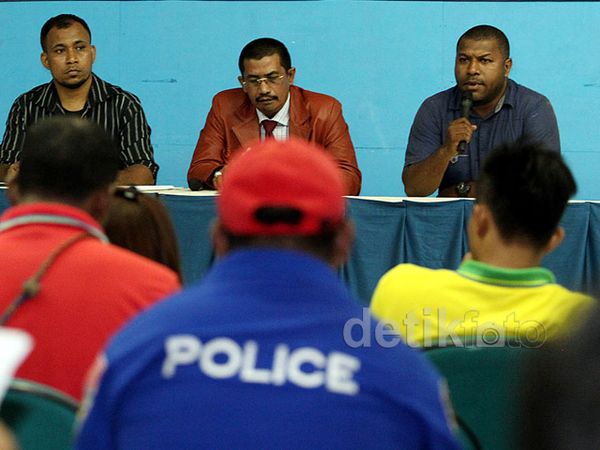 Fans Persipura Protes Penyataan Rochy Putiray