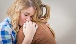 Tak Cuma Menyenangkan, Pelukan Juga Melindungi Tubuh dari Infeksi