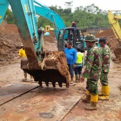 Kopassus Bantu Perbaiki Jembatan Ambrol di Banjarnegara dengan Pelat Baja