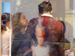 Jessica eks SNSD dan Tyler Kwon di Toko Pakaian Bayi, Sedang Apa?