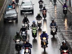 Jas Hujan Buat Motor, Bahan PVC Lebih Oke