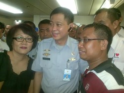 Blusukan ke Priok, Jonan Jadi Sasaran Foto Bersama di Atas Kapal