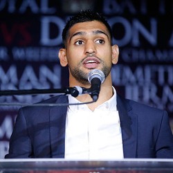 Amir Khan Donasikan Celana Tinju Mahalnya untuk Anak-anak Pakistan