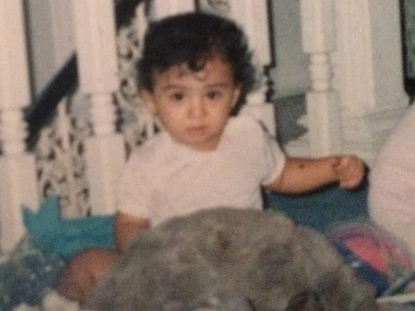 Tebak Sosok Artis! Siapa si Imut di Foto ini?