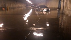 Dua Mobil Terendam Banjir di Basement Galaxy Mall Surabaya