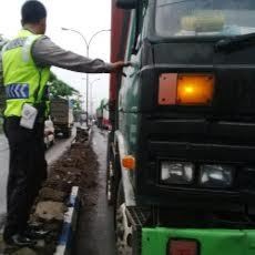 Truk Kontainer Tabrak Median Jalan, Pantura Pasuruan Macet 5 Km