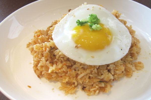 Yuk, Intip Gaya Seru Eru Bikin Nasi Goreng Kimchi!