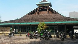 Mirip Suara Pesawat, Puting Beliung Hancurkan Atap Masjid As-Siraj